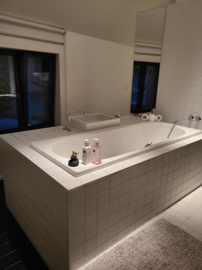 Gezellige Moderne Woning Met Zwemvijver Галле Екстер'єр фото
